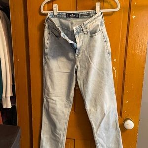 ultra high rise hollister women’s Mom jeans light wash